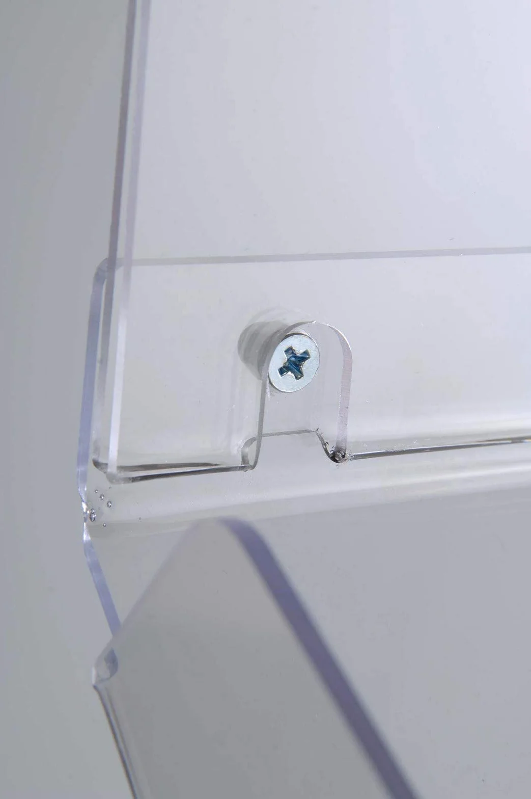 Espositore porta depliant DIN A4 da terra | Supporto per volantini e cataloghi con porta cartello | Ripiano in acrilico su struttura in alluminio per fiere, esposizioni e hotel