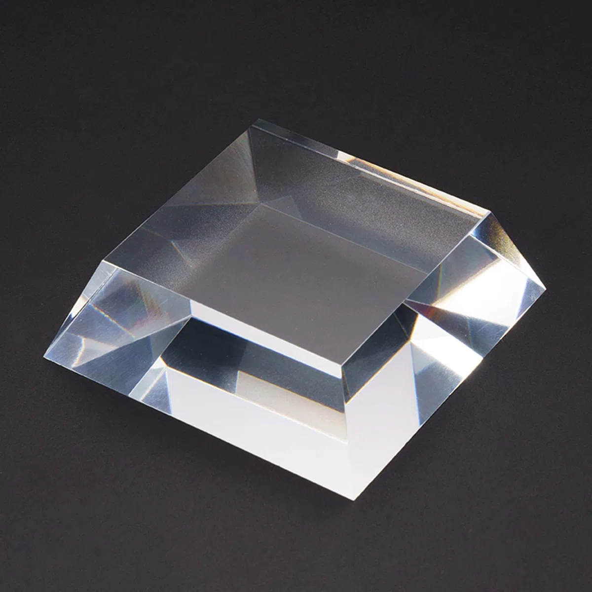 Espositore in Acrilico con Blocco Trapezoidale Smussato, Base Trasparente, Alzate Trasparenti, Cubo Solido, Spessore 2,5cm per Negozio, Galleria, Ufficio,20x20